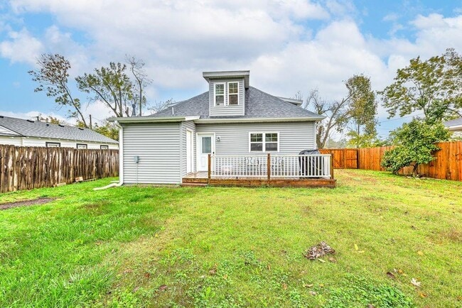 Building Photo - 983 N Main St