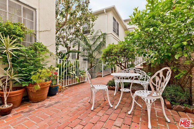 Building Photo - 405-404 Shirley Pl