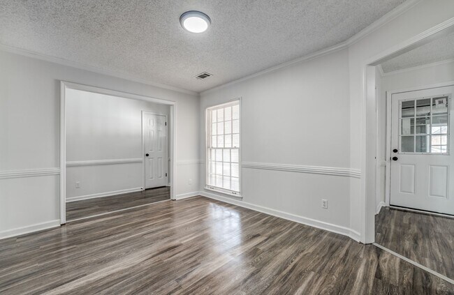 Building Photo - Style, Space, and Convenience in the Heart...