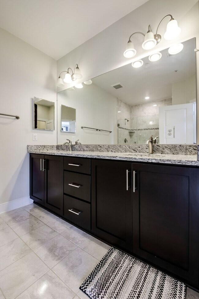 Building Photo - Updated 3br/2.5ba Condo Townhome Alexandria Walk to Metro