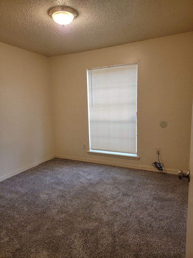 Building Photo - 6411 Frondosa Dr
