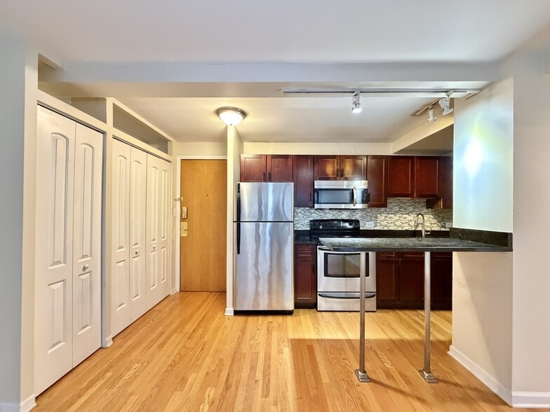 Building Photo - 4180 N Marine Dr