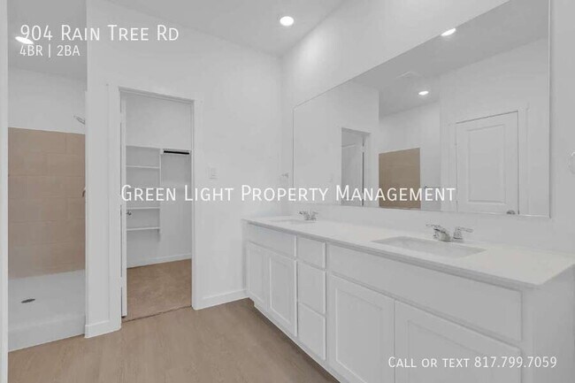 Building Photo - 904 Raintree Rd