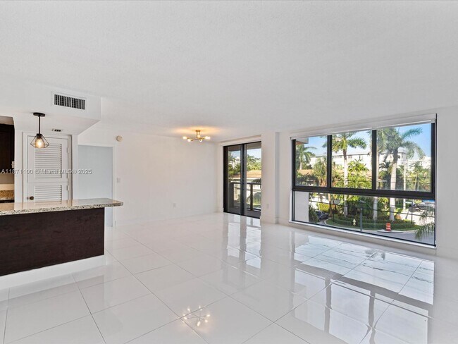 Building Photo - 9800 W Bay Harbor Dr