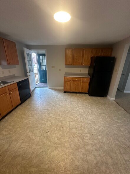 Building Photo - 846 Main St