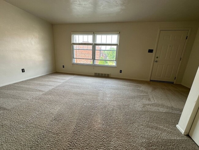 Building Photo - Beautiful Two Bedroom Townhouse in Plum! Equipped Kitchen, Patio & More! Call Today!