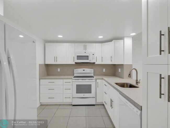 Building Photo - 121 SE 3rd Ave