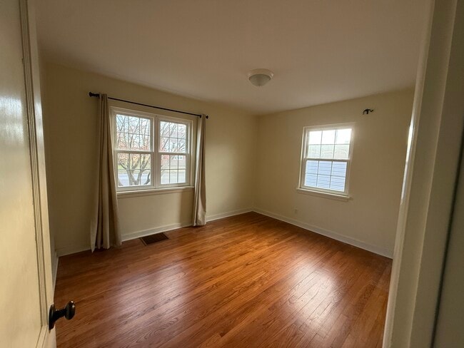 Building Photo - 701 W Oak St