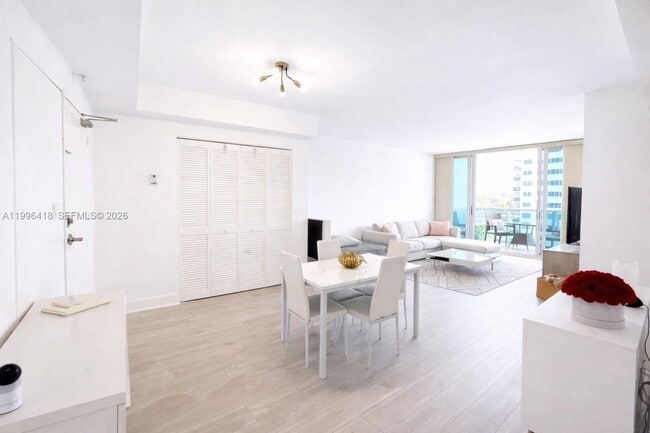 Building Photo - 7501 E Treasure Dr