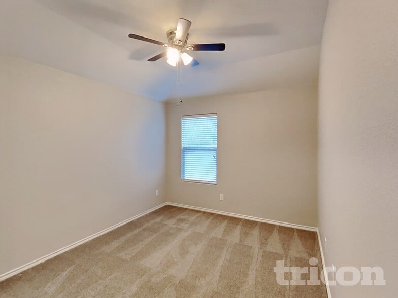 Building Photo - 601 Creekview Dr