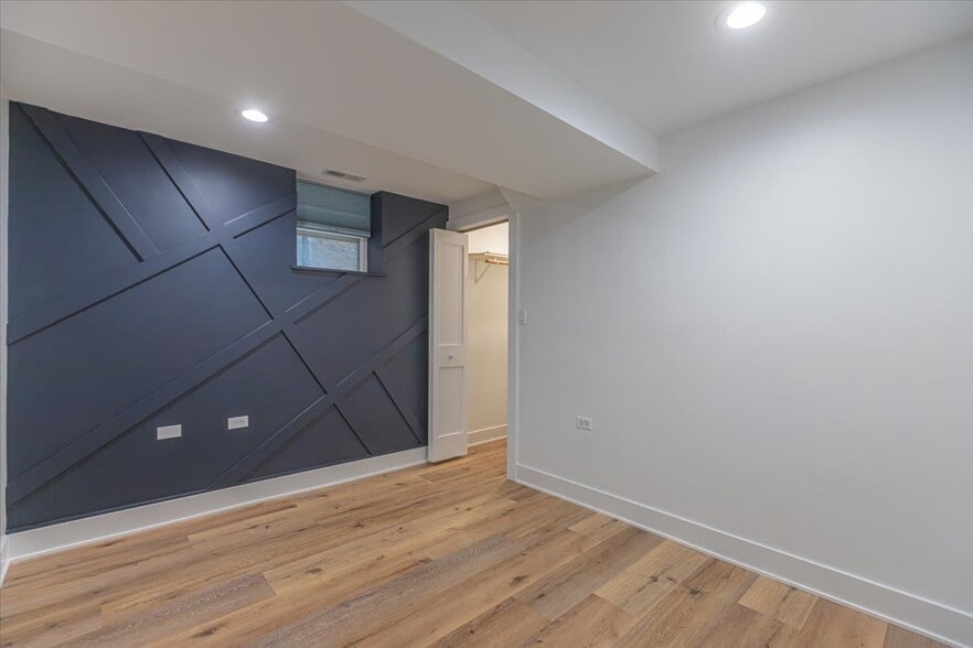 Building Photo - 1732 W Beach Ave