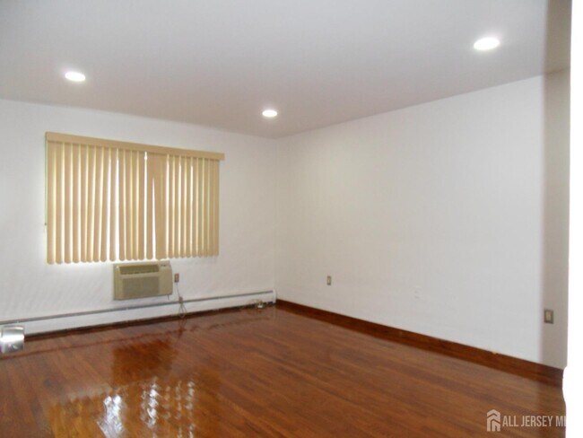 Building Photo - 28 Woodedge Ave