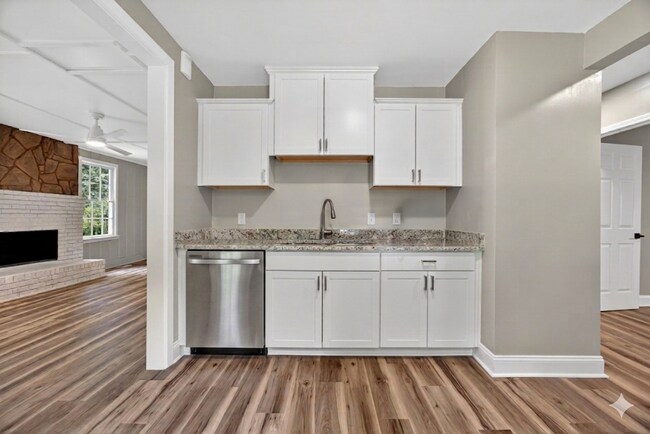 Building Photo - 2218 Holt Dr