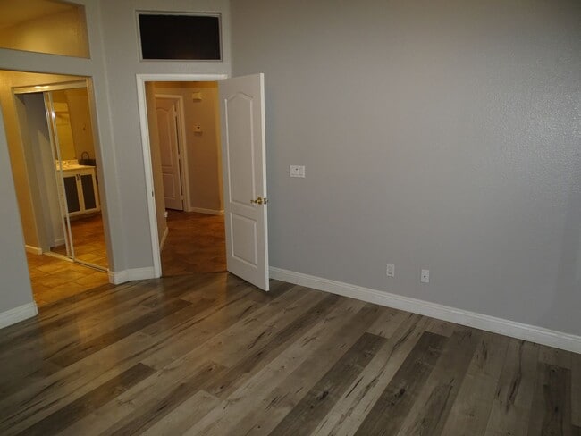 Building Photo - Beautiful One Story 2 Bedroom Townhome Wit...
