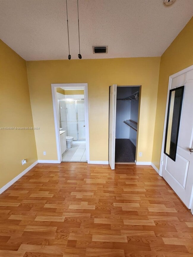 Building Photo - 820 NE 212th Terrace