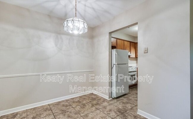 Building Photo - 211 Versailles Blvd