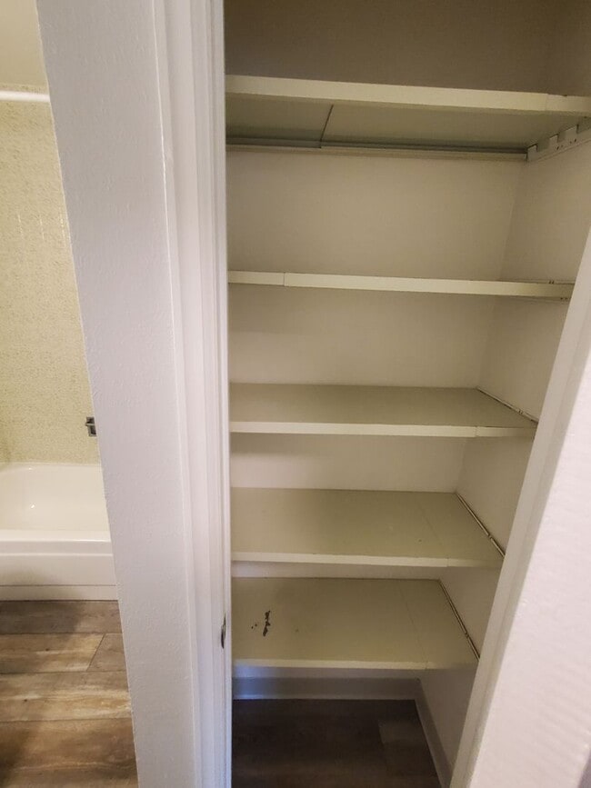 Building Photo - Recently Updated and Spacious 1B / 1B Available for June!