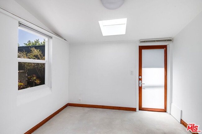 Building Photo - 445 Westmount Dr