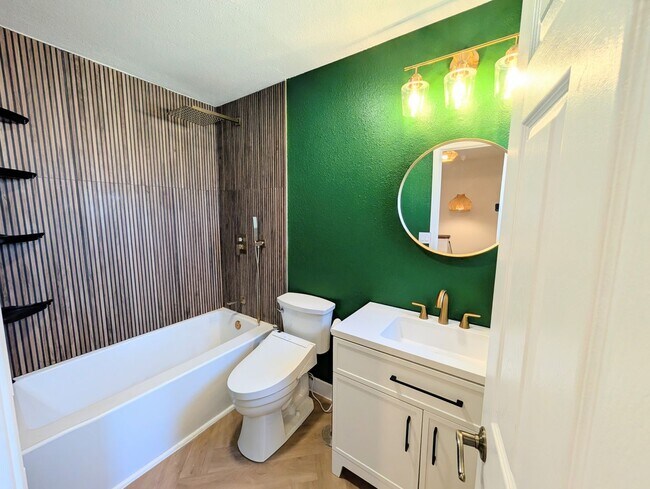 Building Photo - AWESOME 2 BED/1.5 BATH WITH LARGE YARD+WRA...