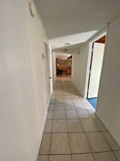 Oversized hallway, 2 large closets - 3812 SW 15th St
