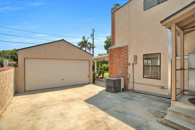 Building Photo - 746 N Catalina St