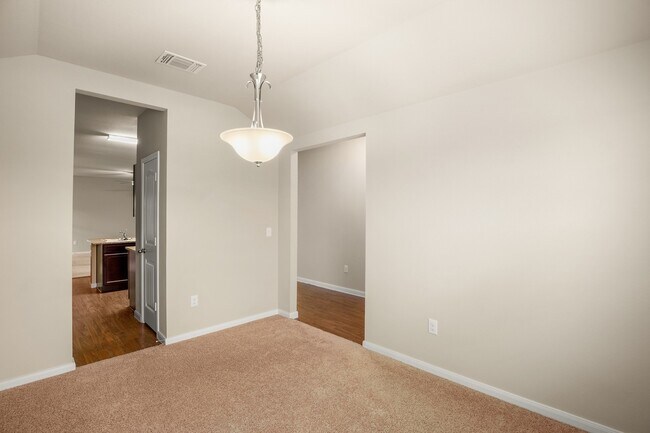 Building Photo - Comfortable 3BR / 2BA Home with Island Kitchen & Private Backyard