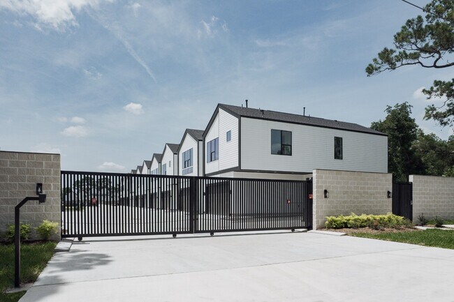 Building Photo - 6131 Pacific Frst Dr