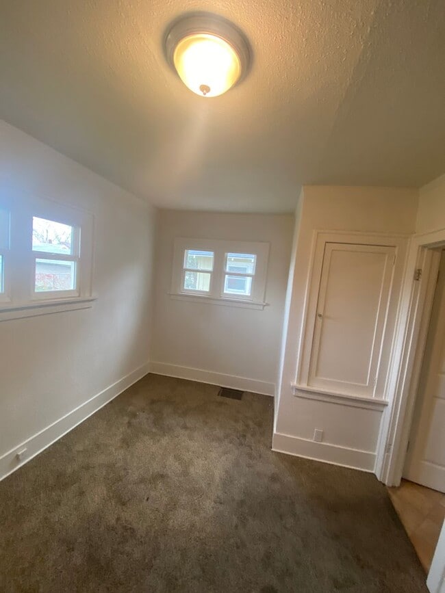 Building Photo - L205