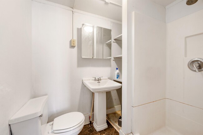 Building Photo - 4 Elm St