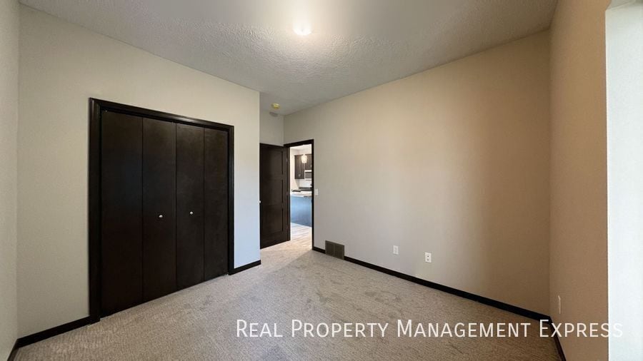 Building Photo - 3-Bed, 2-Bath Townhome: Modern, Spacious, Convenient