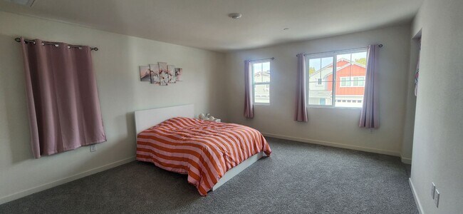 Building Photo - Beautiful 3 Bedroom 2.5 Bathroom Home in E...