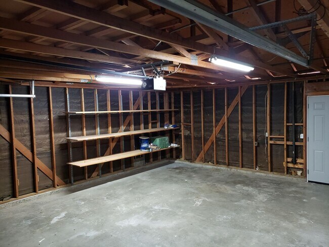 Building Photo - Single Family Residence Located on The Mesa