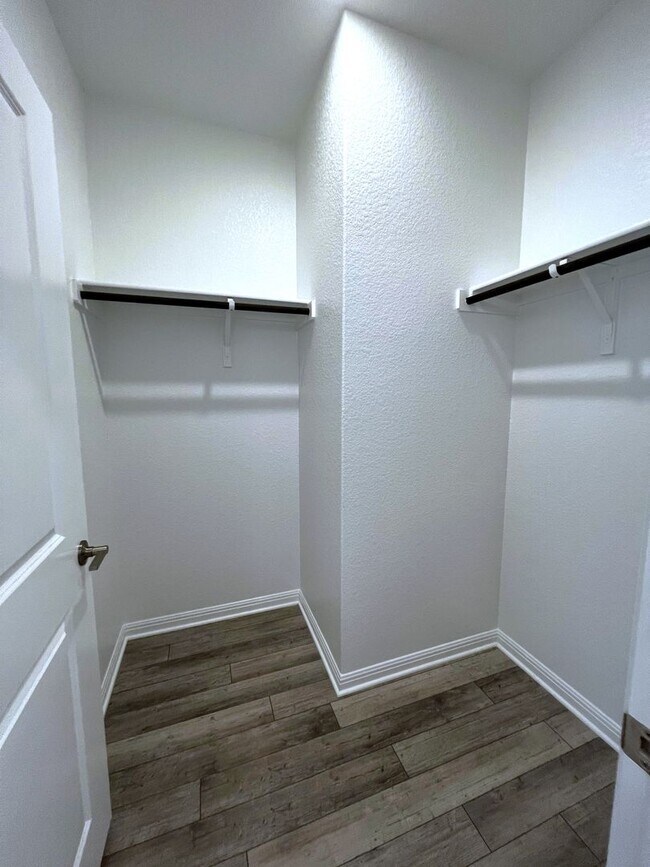 Building Photo - 106 Middle Crk Rd