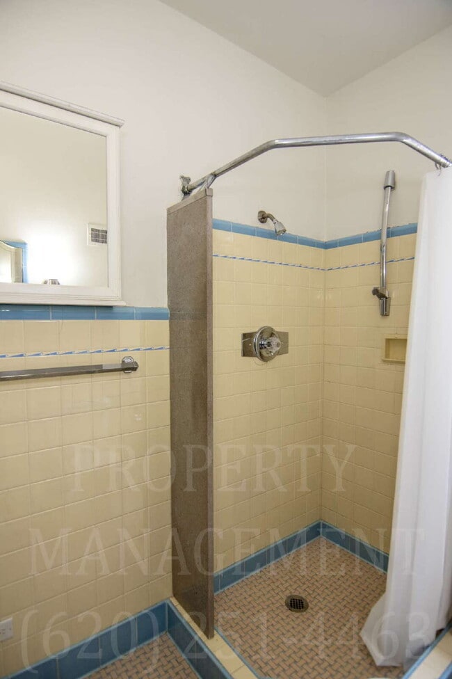 Building Photo - Spacious 4-Bedroom 2-Bathroom Home