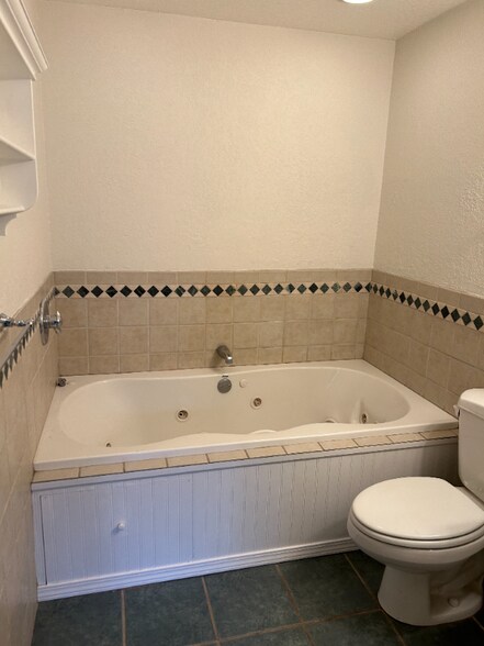 Building Photo - 2620 Lloyd Cir