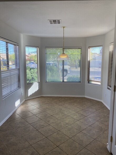 Building Photo - 45462 W Tulip Ln