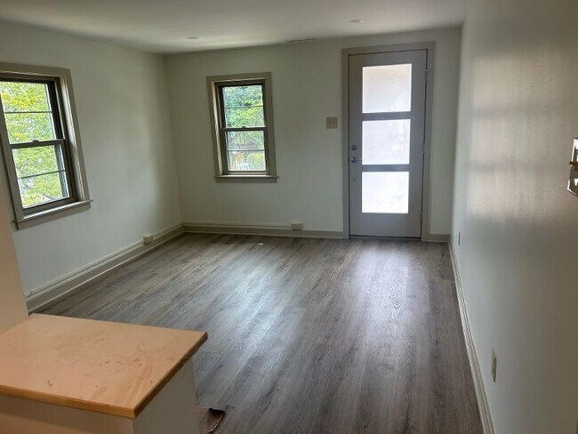 Building Photo - 124 Elm St