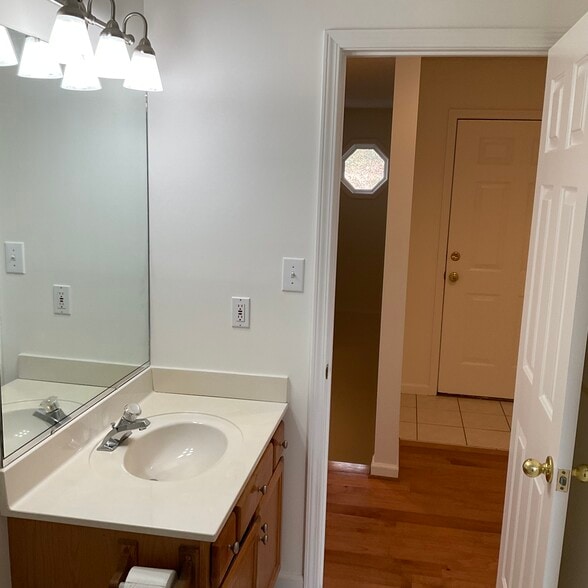 Master bath. - 10 Hillsboro Dr