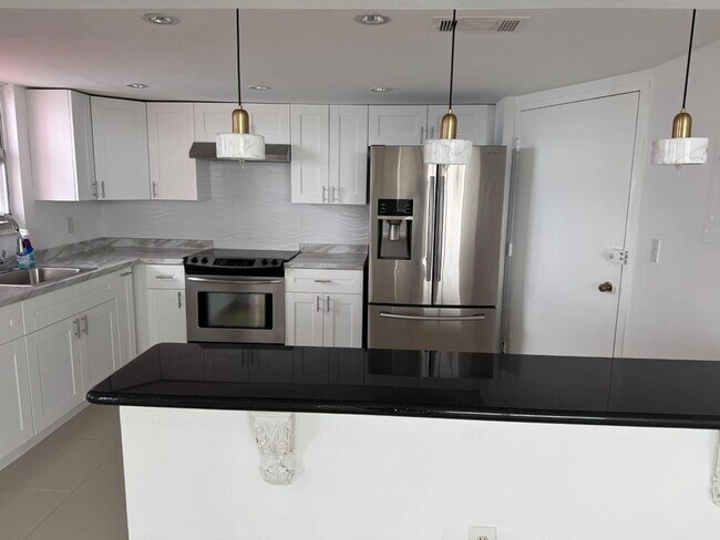 Building Photo - 1301 NE Miami Gardens Dr