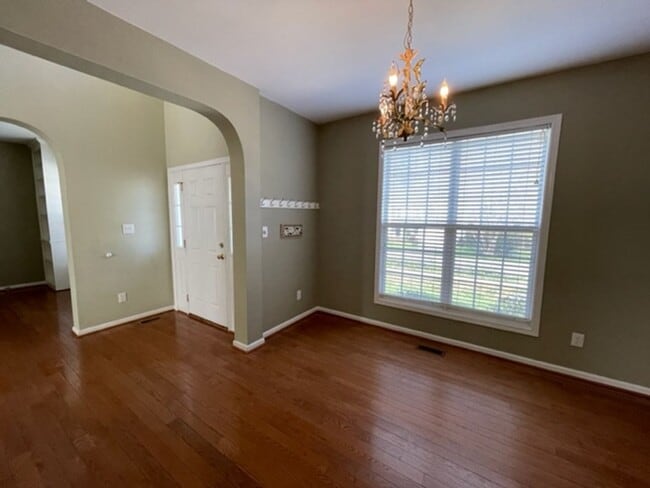 Building Photo - Amazing Hillsborough Home!