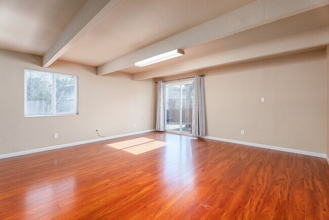 Building Photo - 290 Lindley Dr