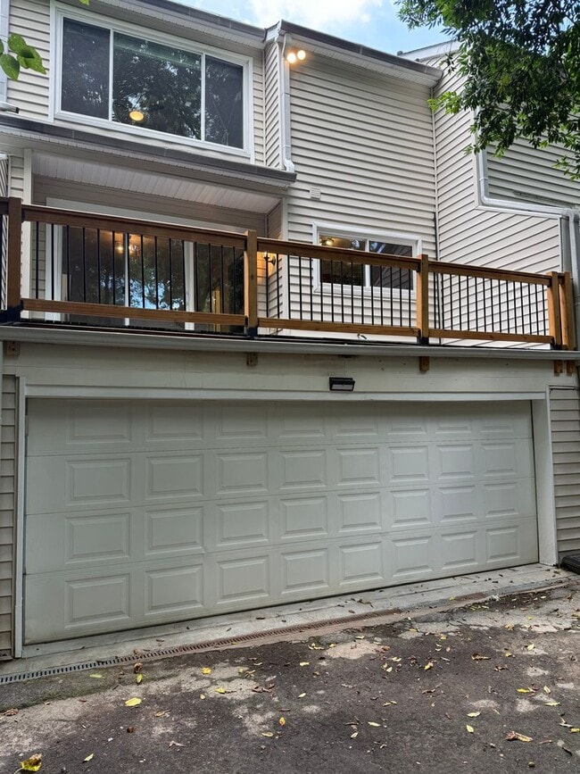 Building Photo - Centrally Located 2 BED/1.5 BATH TOWNHOME ...