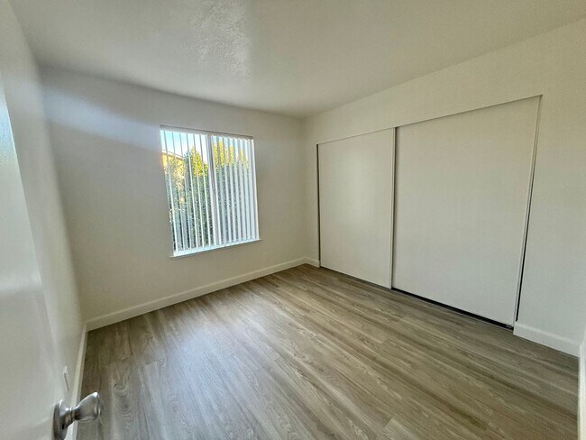 Building Photo - SANTA CLARA - Remodeled unit with patio, two parking spaces, community pool