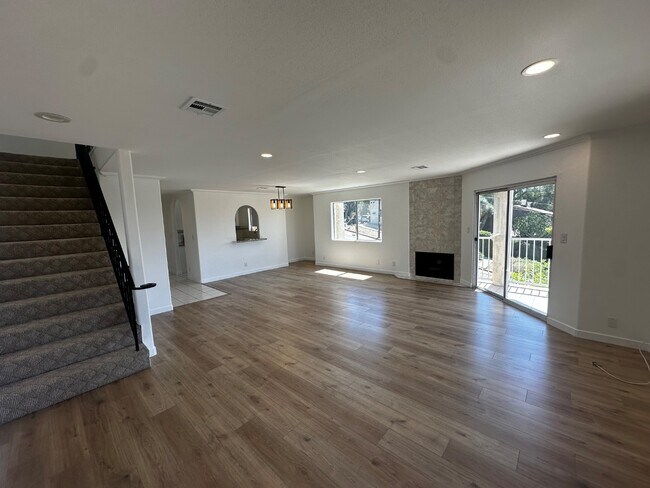 Building Photo - 4003 Sunset Dr