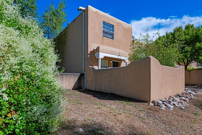 Building Photo - NEW MOVE-IN SPECIAL! Snug Hillside Ave. Ap...