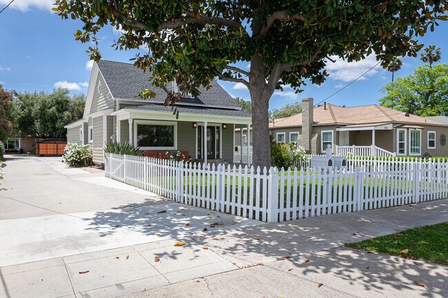 Building Photo - AVAILABLE NOW: Beautifully Remodeled Historic Victorian – 3 Bed / 3 Bath