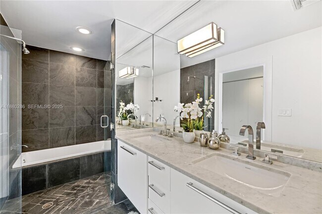 Building Photo - 900 Biscayne Blvd