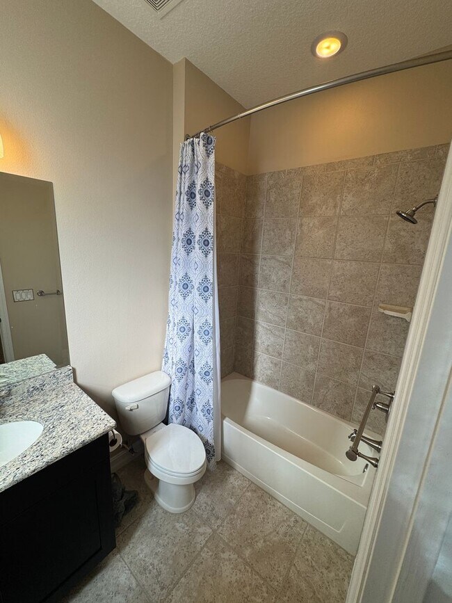 Building Photo - Two Story 5 bedroom, 4.5 bath