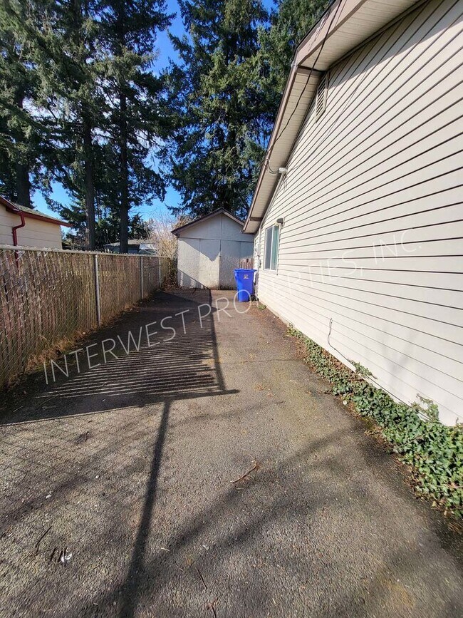 Building Photo - Charming 3 bd Home in Portland with W/D Ho...