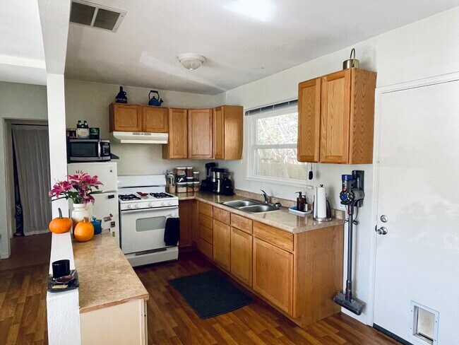 kitchen - 4210 Ince Blvd